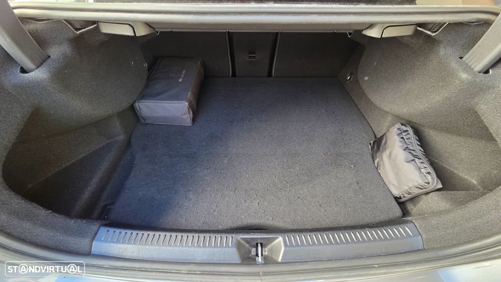 Mercedes-Benz A 250 Limousine e AMG Line - 11