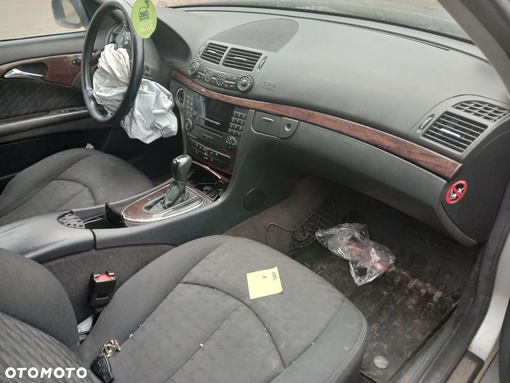 MERCEDES W211 fotel fotele kanapa deska kokpit podsufitka boczek boczki klamka podłokietnik licznik prędkościomierz panel szyb sterownik stacyjka zamki zestaw startowy kierownica poduszka poduszki pasy pas mechanizm - 1