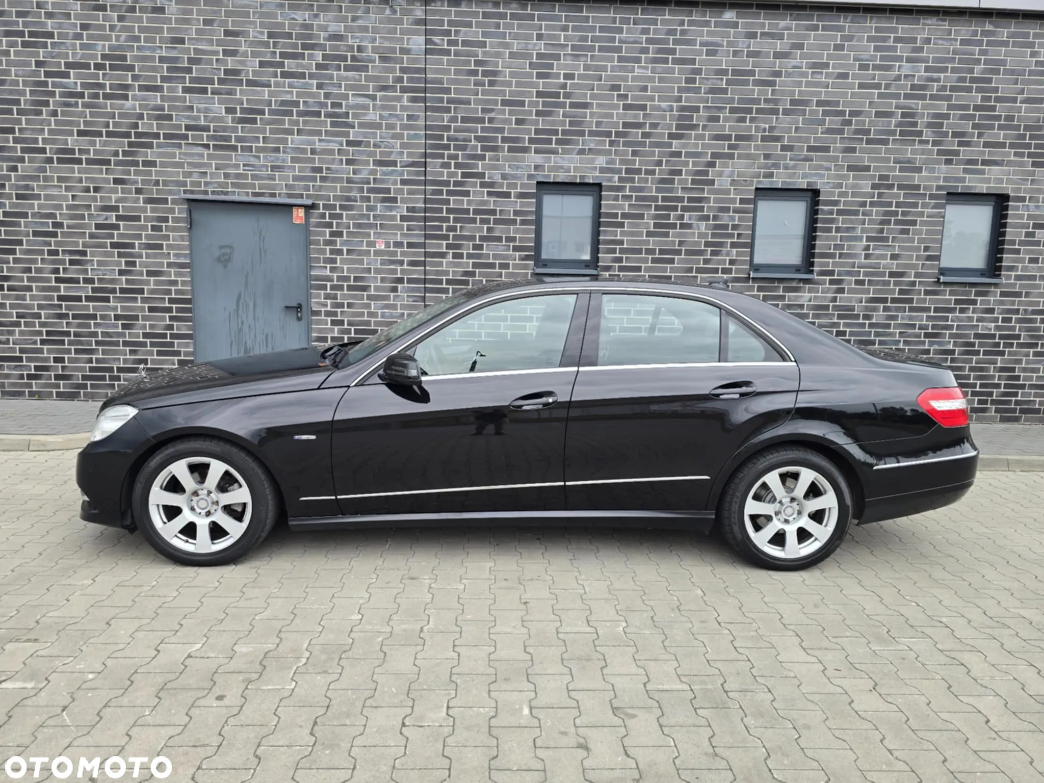 Mercedes-Benz Klasa E 200 T BlueEFFICIENCY 7G-TRONIC Avantgarde - 9
