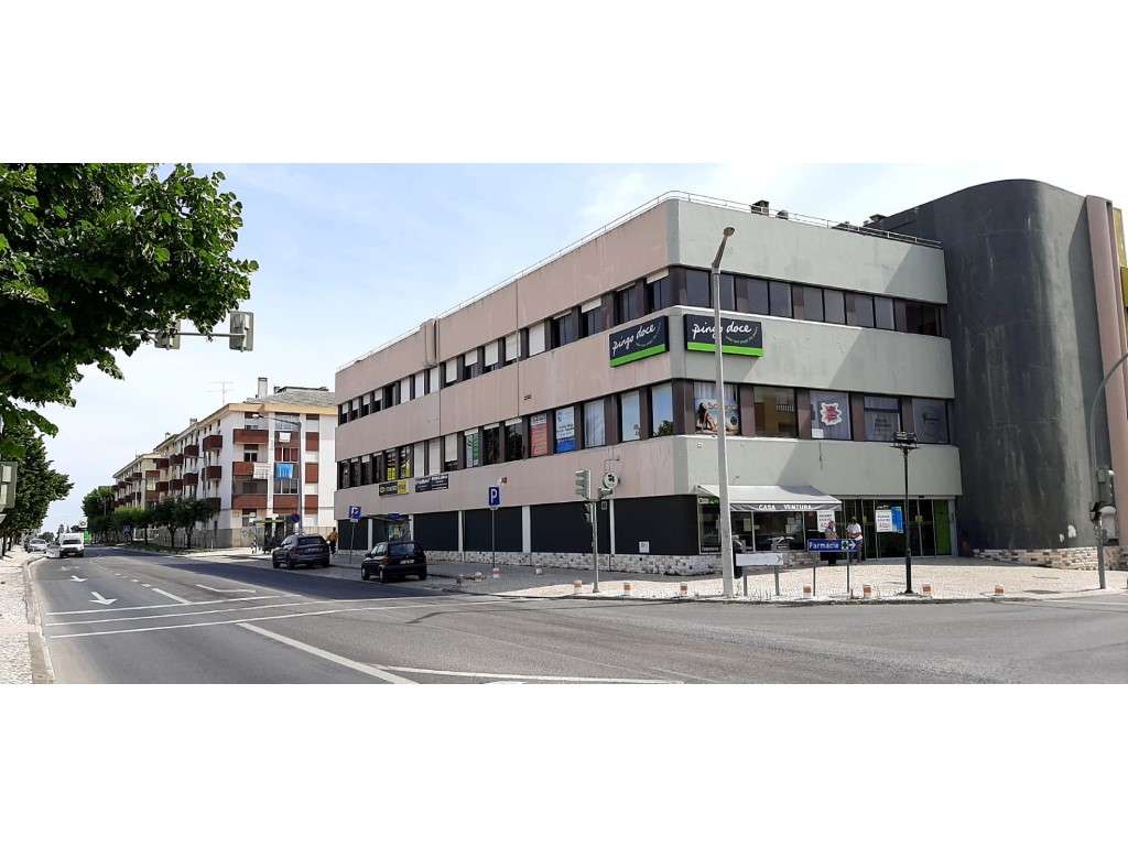 Pinhal Novo CENTRO: TUDO À MÃO! Logradouro e anexo. Elevador interi... - Grande imagem: 3/7