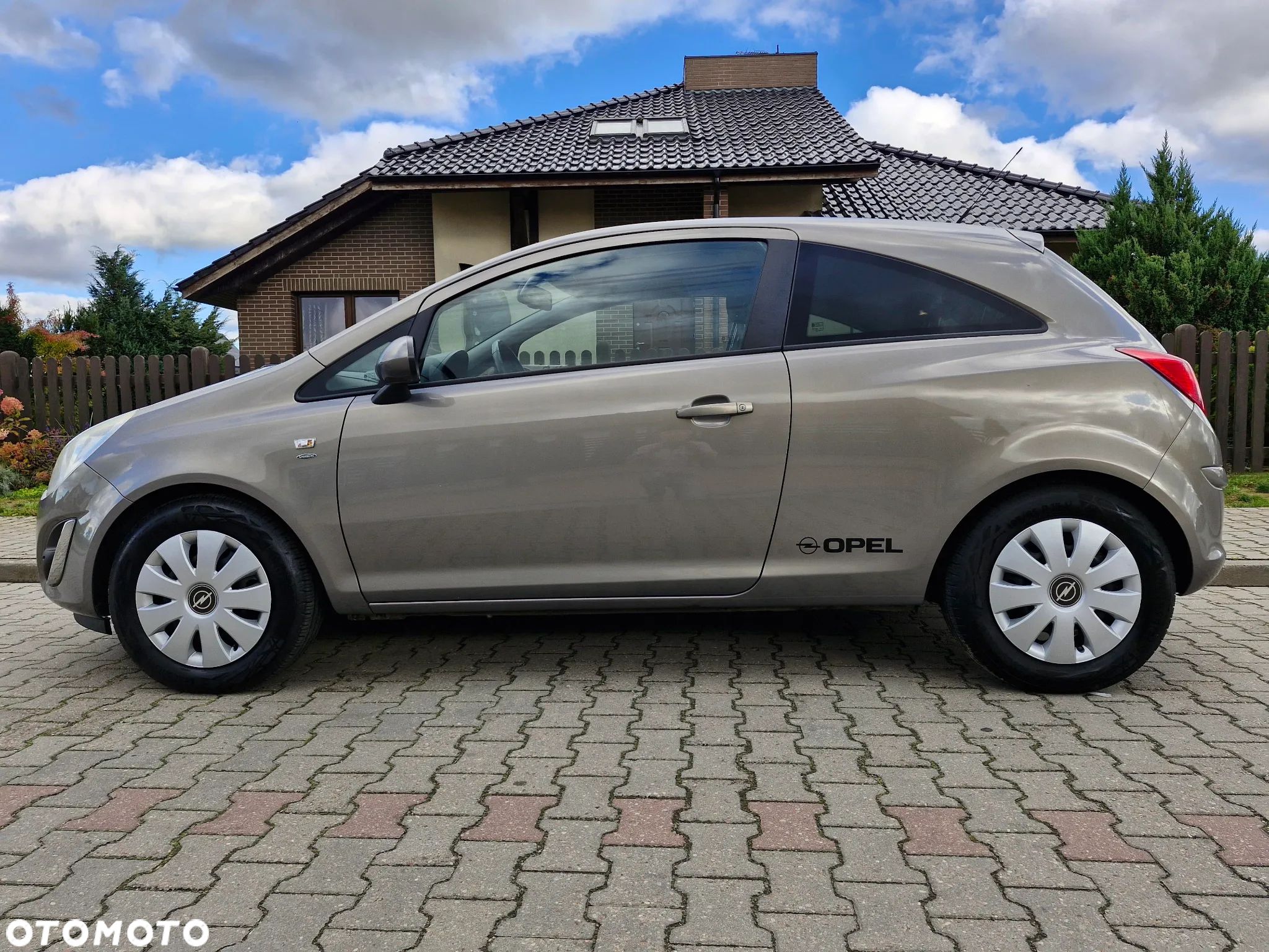 Opel Corsa 1.4 16V Color Edition - 1