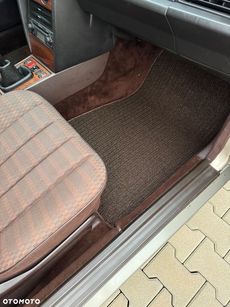 Mercedes-Benz W201 (190) - 12