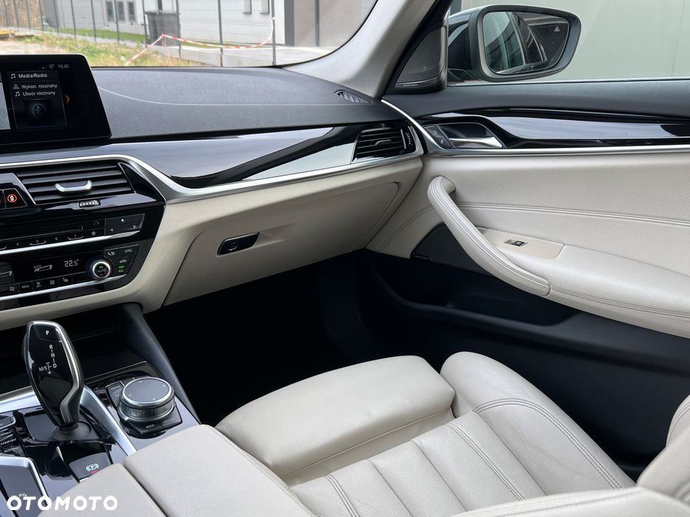 BMW Seria 5 520d xDrive Luxury Line sport - 24