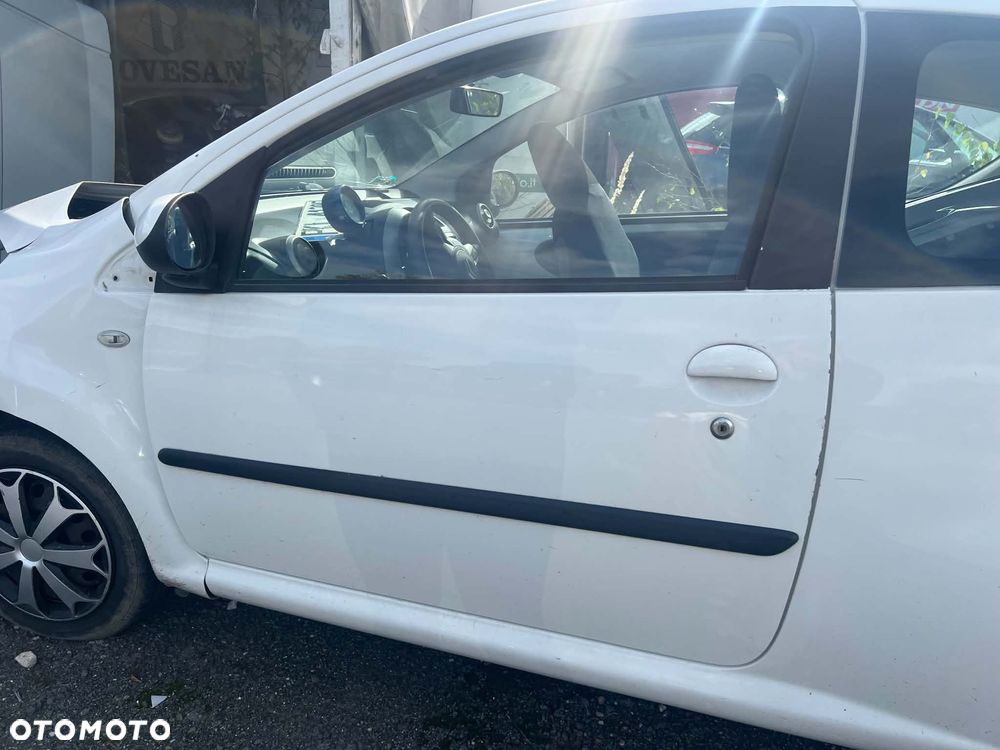 Drzwi lewe przednie KOMPLETNE Citroen C1 pierwszej generacji 2005-2011r. Hatchback, 3DRZWI !! Do ponownego malowania !!
