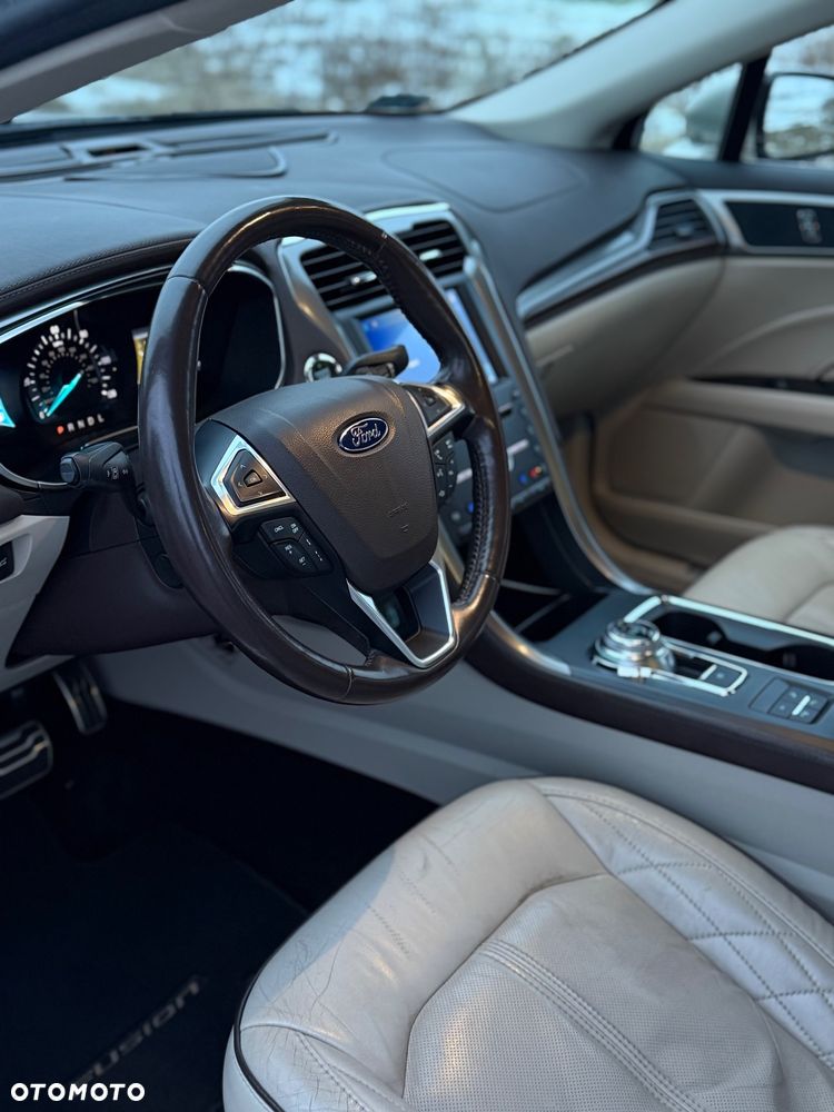 Ford Fusion - 32