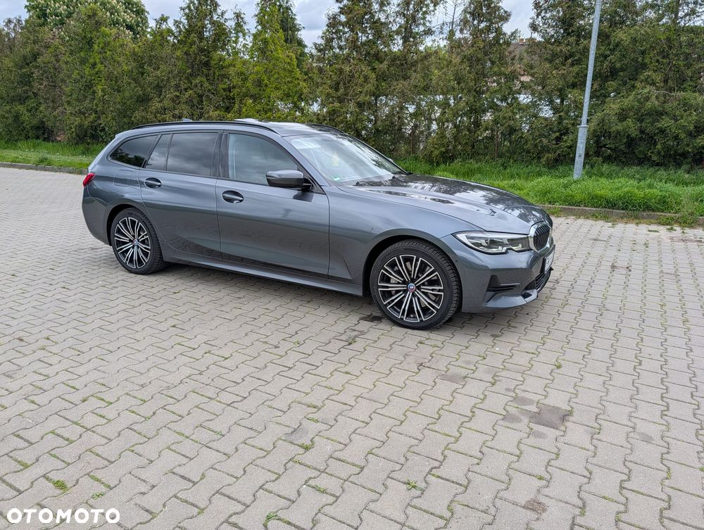 BMW Seria 3 330d xDrive MHEV - 9