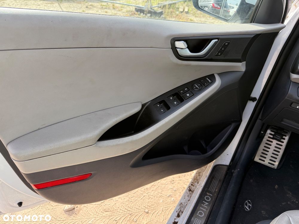 Hyundai IONIQ - 13