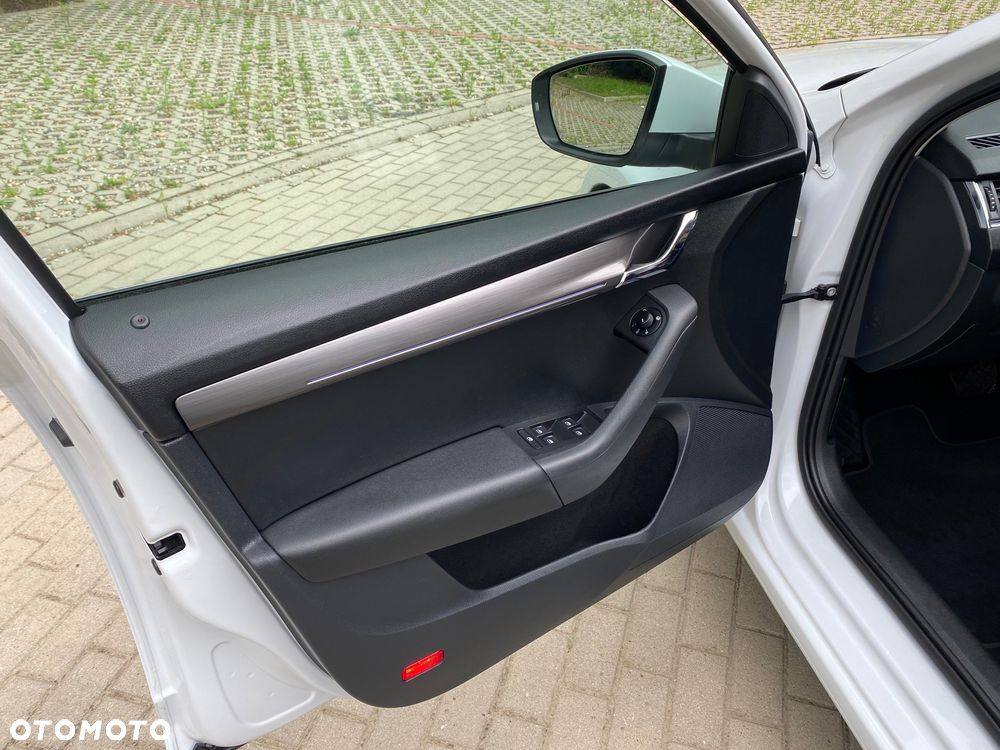 Skoda Octavia Combi 1.6 TDI DSG Premium Edition - 39