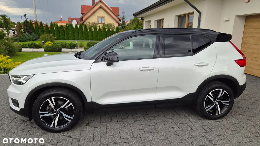 Volvo XC 40 T3 Geartronic Momentum Pro - 32