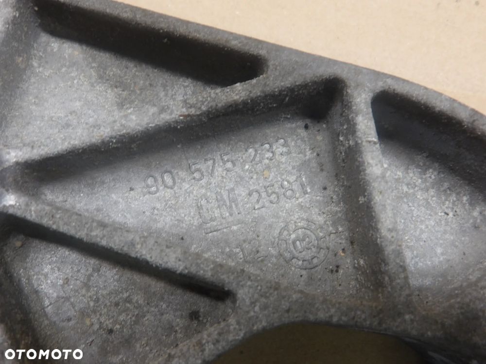 OPEL ASTRA G II BERTONE 3D 98-09 1.8B ŁAPA PODPORA SKRZYNI 90575233 - 4
