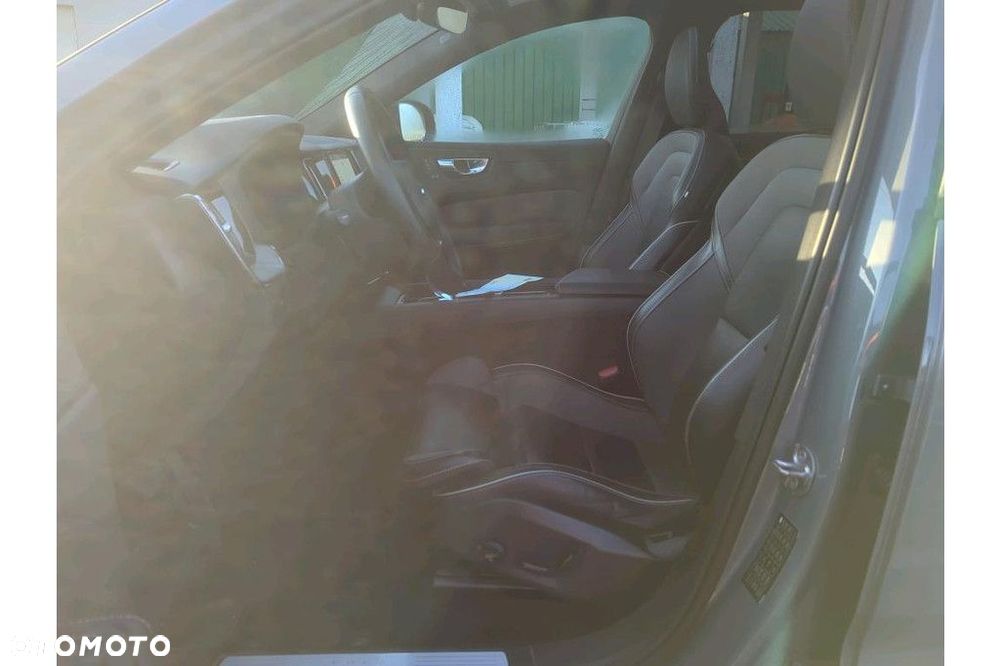 Volvo XC 60 B4 D AWD Plus Dark - 6