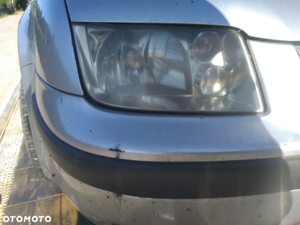 Volkswagen Bora lampa przednia prawa