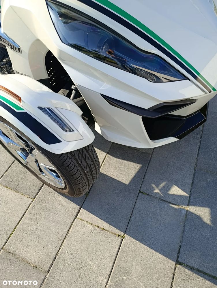 Can-Am Spyder - 10
