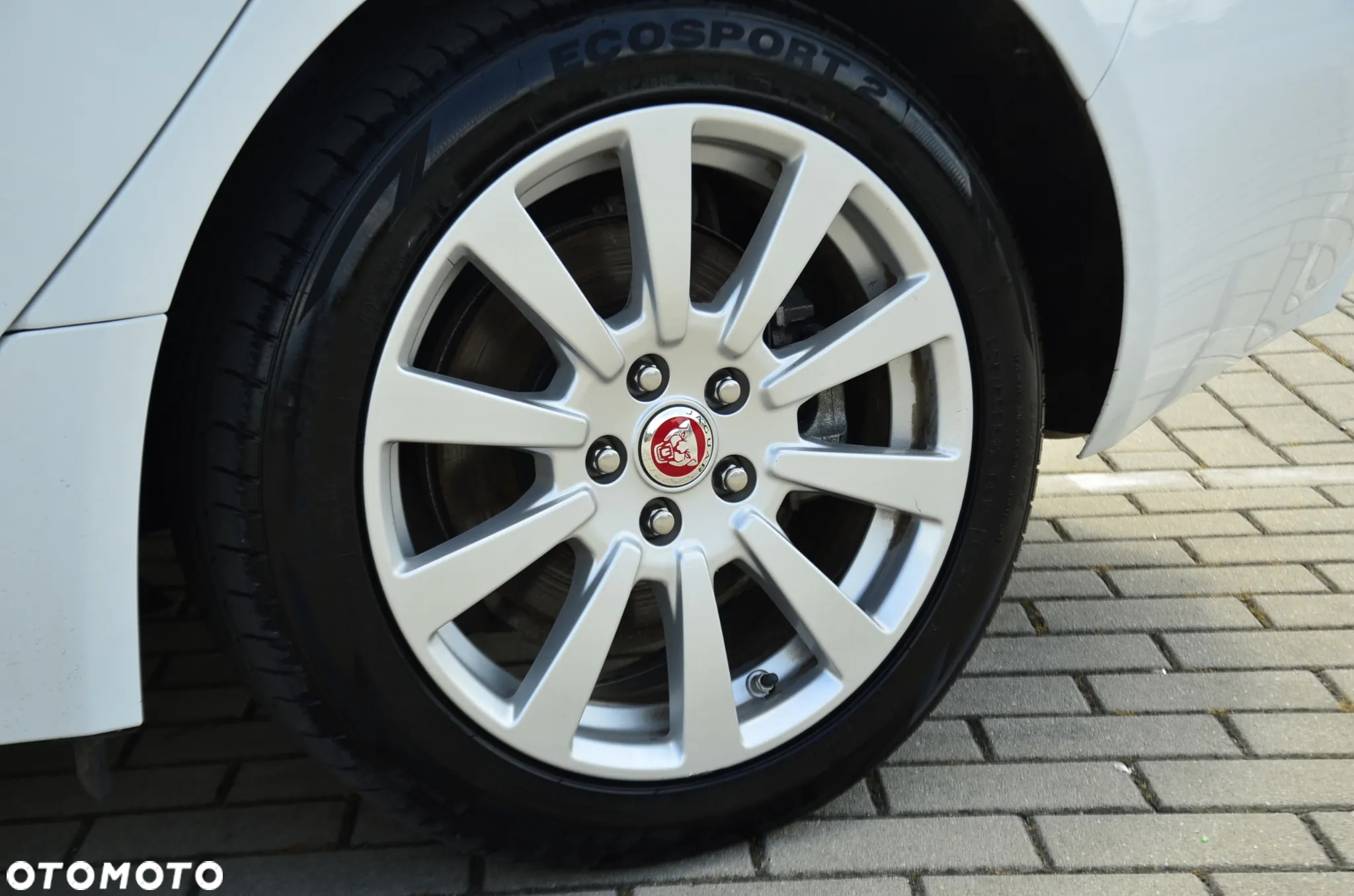 Jaguar XE 2.0 D Prestige - 32