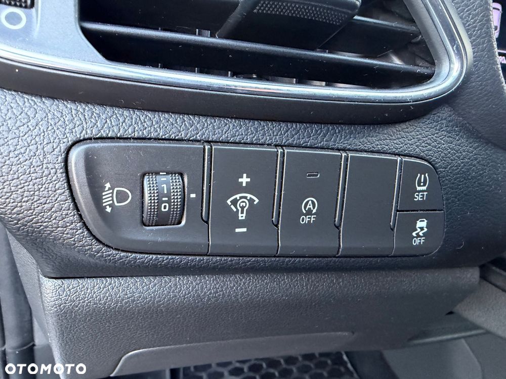 Hyundai i30 1.5 DPI Classic + - 11