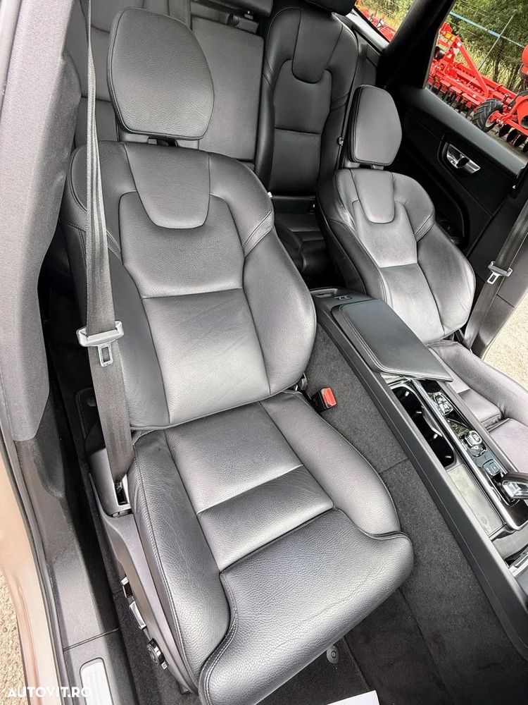 Volvo XC 60 B4 MHEV AT AWD Plus Dark - 8