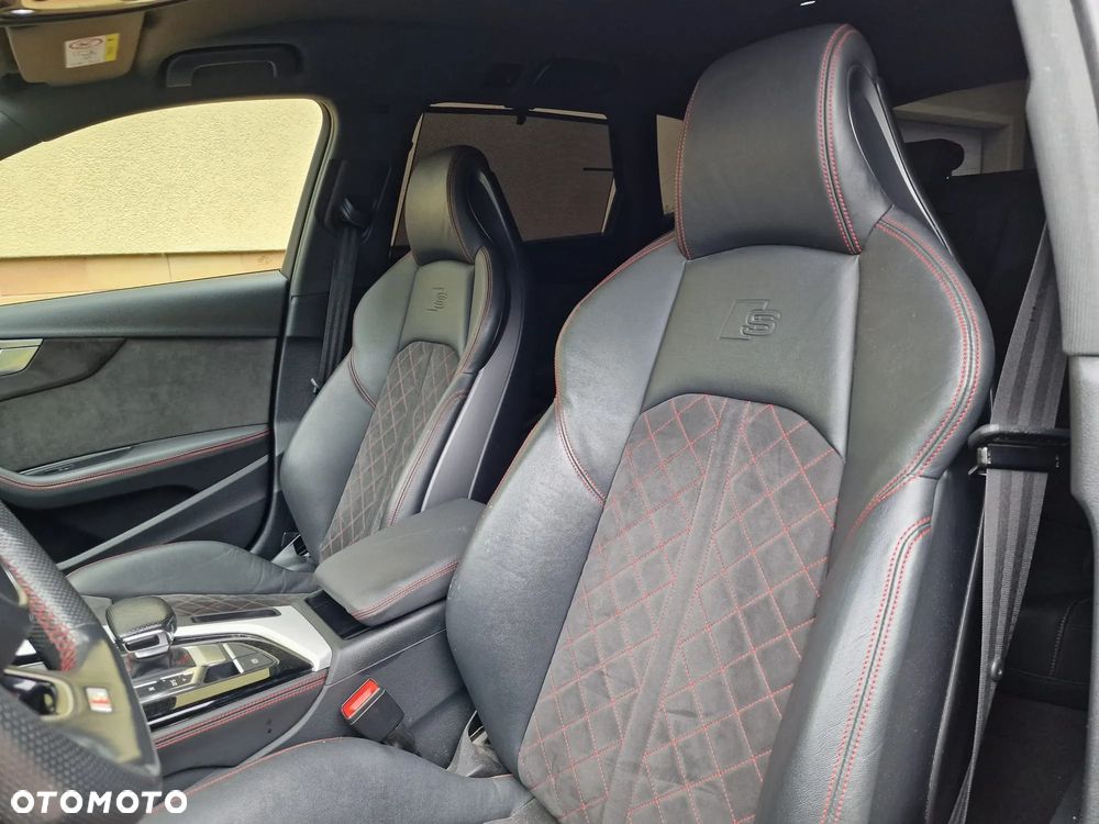 Audi A4 Avant 40 TDI quattro S tronic S line - 29