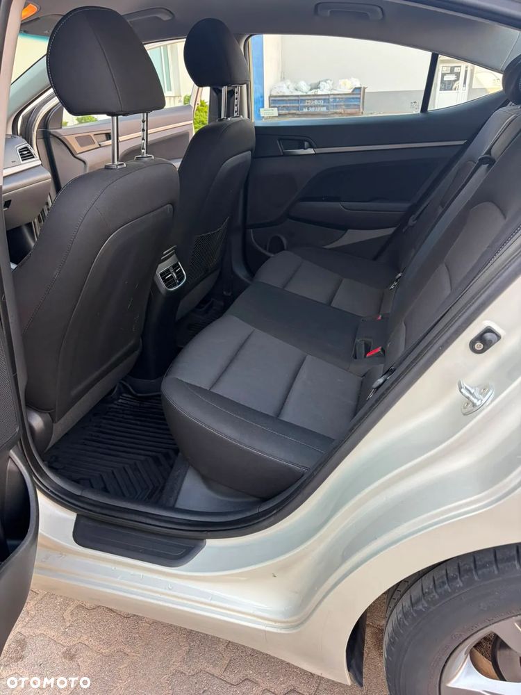 Hyundai Elantra 1.6 Comfort - 12