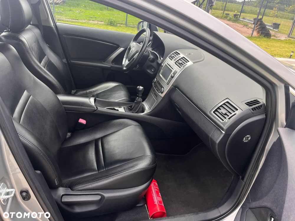 Toyota Avensis 1.6 Premium - 17