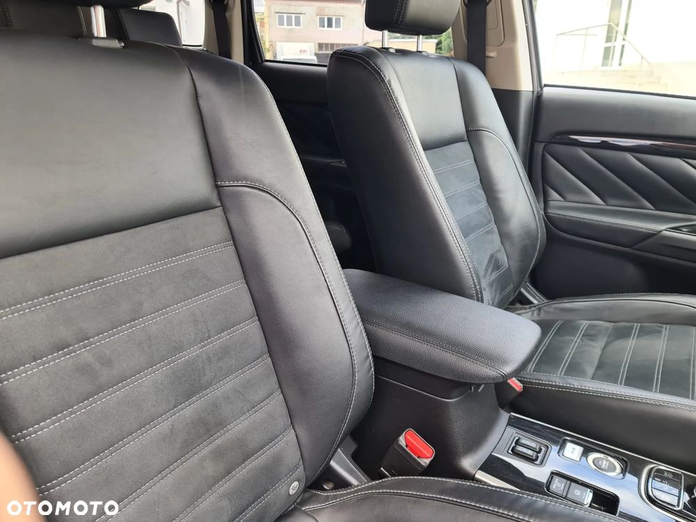 Mitsubishi Outlander 2.0 4WD Plug-In Hybrid Plus - 33