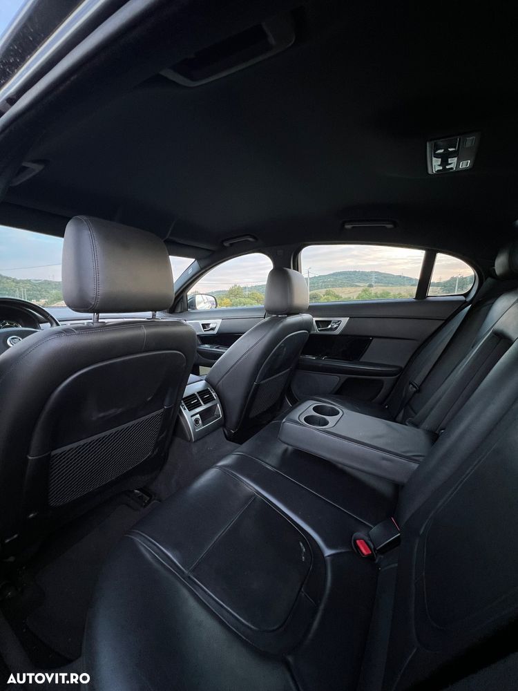 Jaguar XF 2.2D - 13