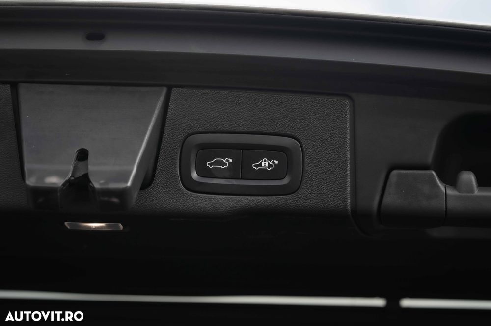 Volvo XC 60 B4 MHEV AT8 AWD R-Design - 13