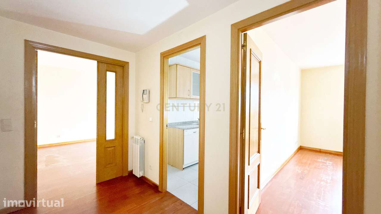 Apartamento T1 com Varanda | Luminoso | Localização Central - Grande imagem: 2/21