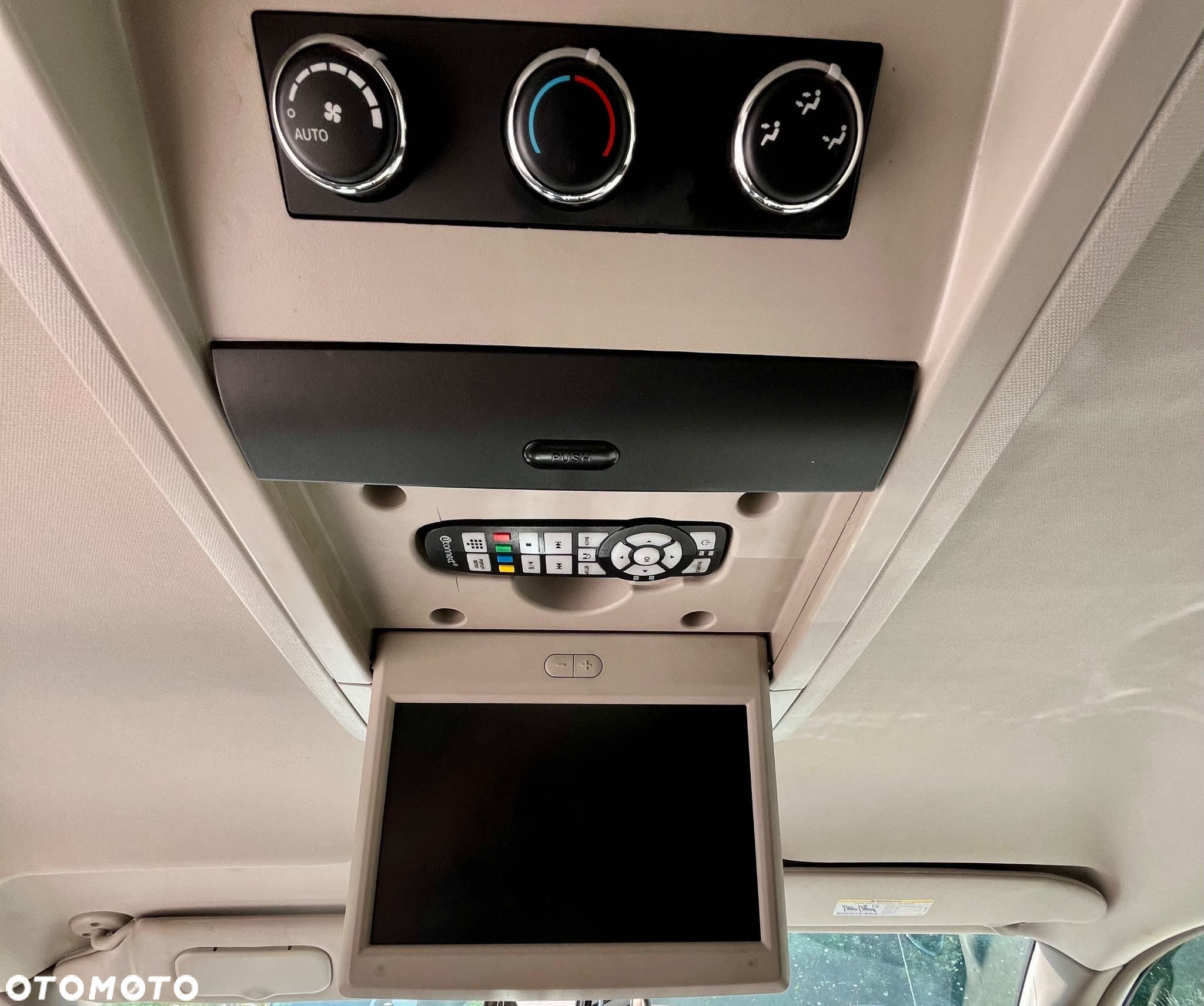 Chrysler Town & Country - 28