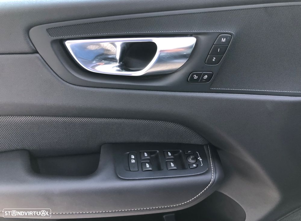 Volvo XC 60 2.0 T6 PHEV R-Design AWD - 32