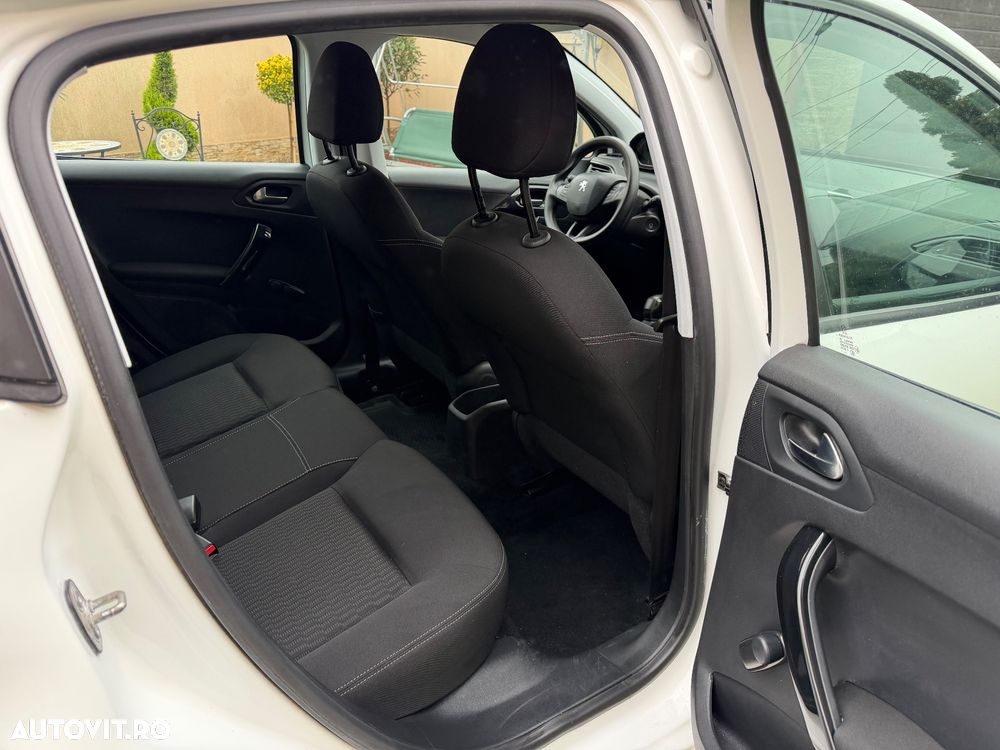 Peugeot 208 - 12
