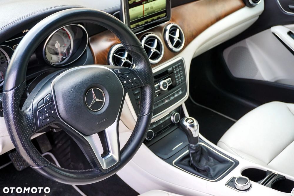 Mercedes-Benz GLA 200 Activity Edition - 24