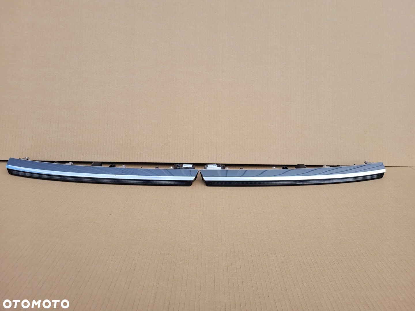 VW TIGUAN II ALLSPACE LISTWA LED GRILL PRAWA - 1