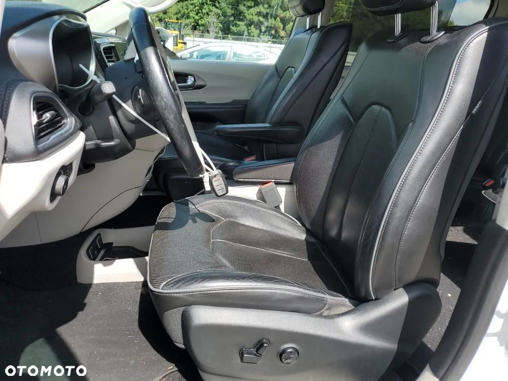 Chrysler Pacifica - 8