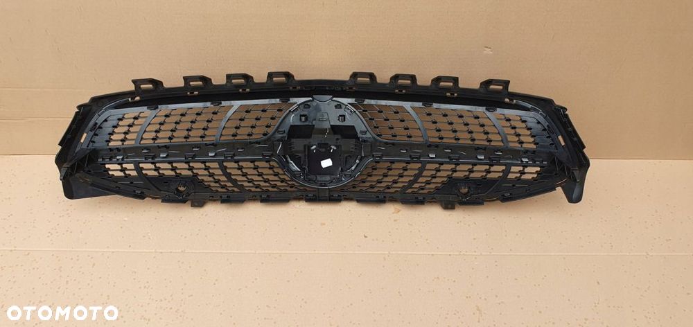 MERCEDES CLA 118 GRILL ATRAPA DIAMENT RADAR ORYG - 5