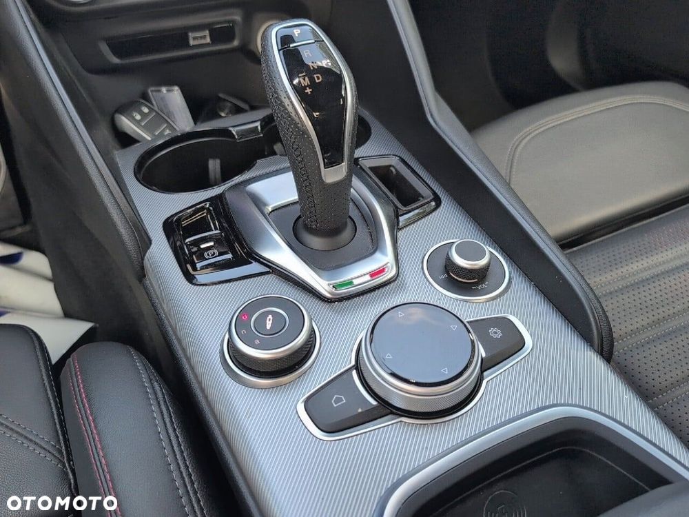 Alfa Romeo Giulia 2.0 Turbo 16V AT8-Q4 Ti - 12