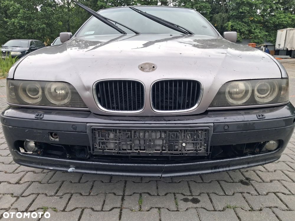 BMW 5 E39 silnik 2.5 TDS M51D25 143 KM skrzynia biegów 23001434452  S5D 2602 dyfer dyferencjał 33101428489  2,64 drzwi klapa maska zderzak błotnik Orientblau Metallic 317 alternator wtrysk przepustnica przepływomierz turbina alternator maglownica pompa wspomagania sprężarka klimatyzacji wentylator sterownik stacyjka moduł silniczek panel przewód wiązka radio konsola wyświetlacz tunel fotel fotele tapicerka skórzana skóra boczek podłokietnik szyba zwrotnica EGR chłodnica pas wzmocnienie lusterko lampa reflektor tłumik wydech halogen hak holowniczy klamka belka sanki mcperson amortyzator sprężyna felga zwrotnica blenda mikrostyk kierownica mechanizm zamek zacisk hamulcowy jarzmo klamka włącznik schowek lewarek wybierak osłona łapa poduszka zbiorniczek rura manetki kolektor pompa ABS NA CZĘŚCI wszystkie części - 2