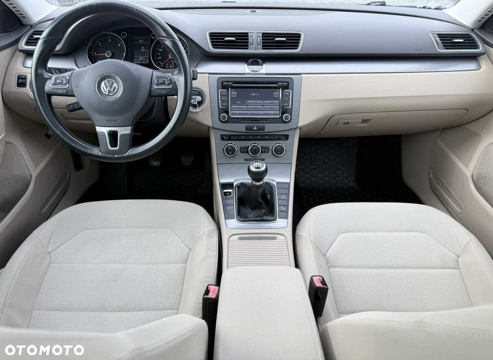 Volkswagen Passat - 4