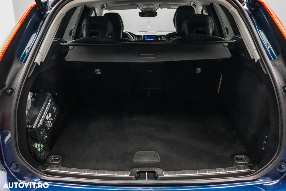 Volvo XC 60 B4 MHEV AWD Momentum Pro - 26