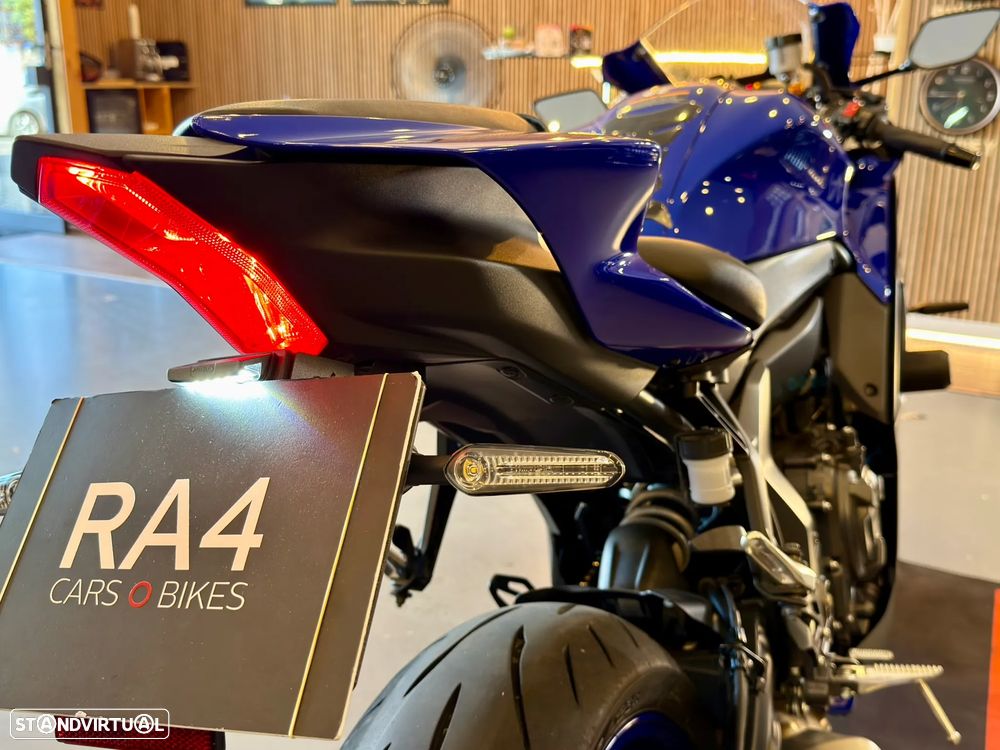 Yamaha YZF R7 - 25