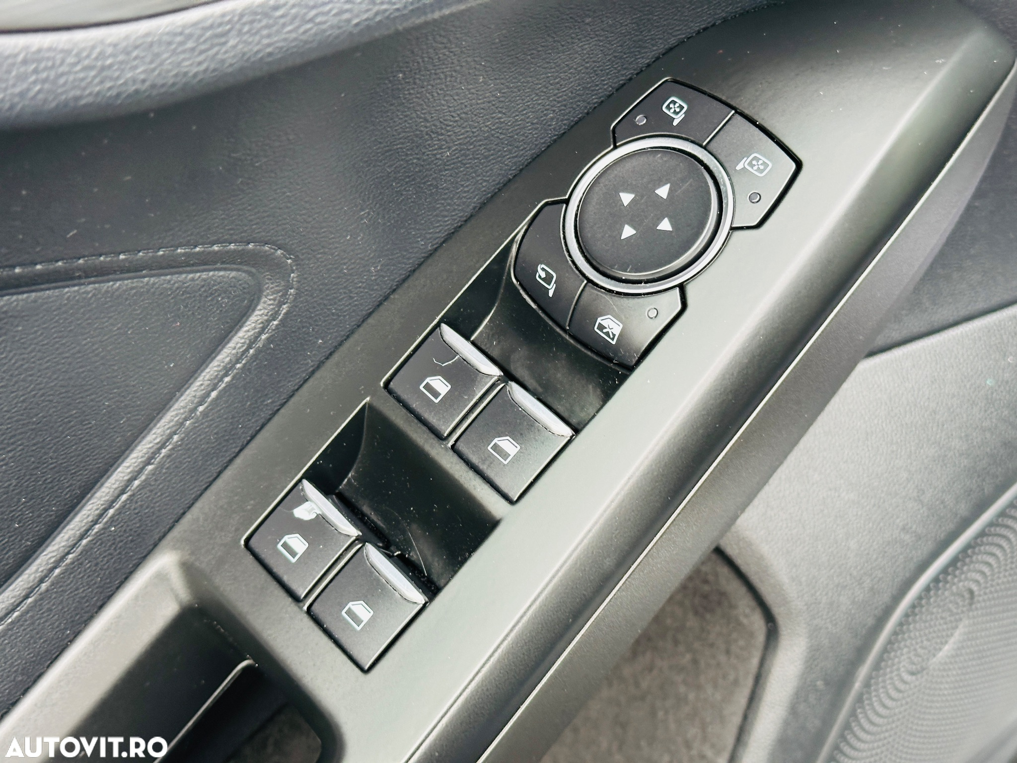 Ford Focus 1.0 EcoBoost Hybrid Aut. COOL&CONNECT DESIGN - 12