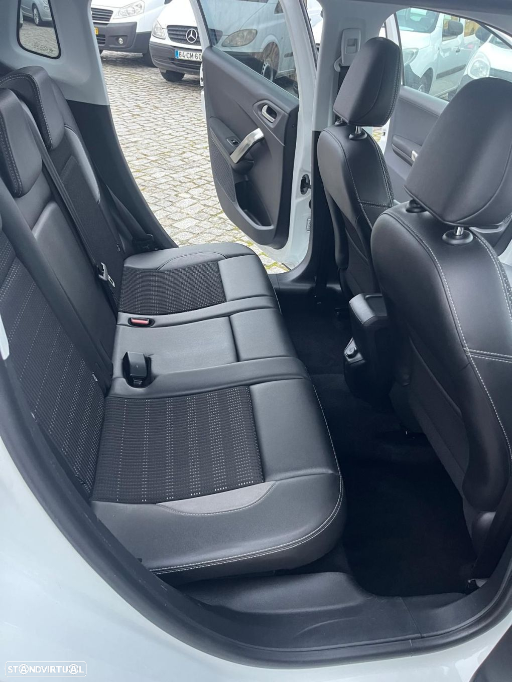 Peugeot 2008 1.6 e-HDi Allure - 23