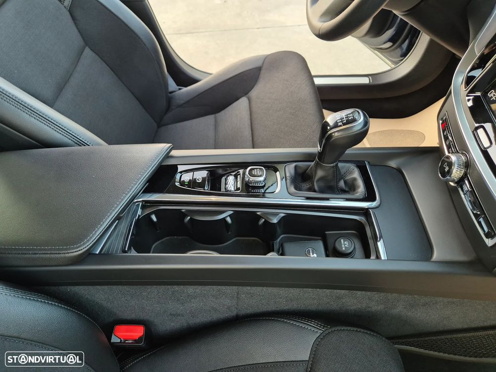 Volvo V60 2.0 D4 Momentum Plus - 17