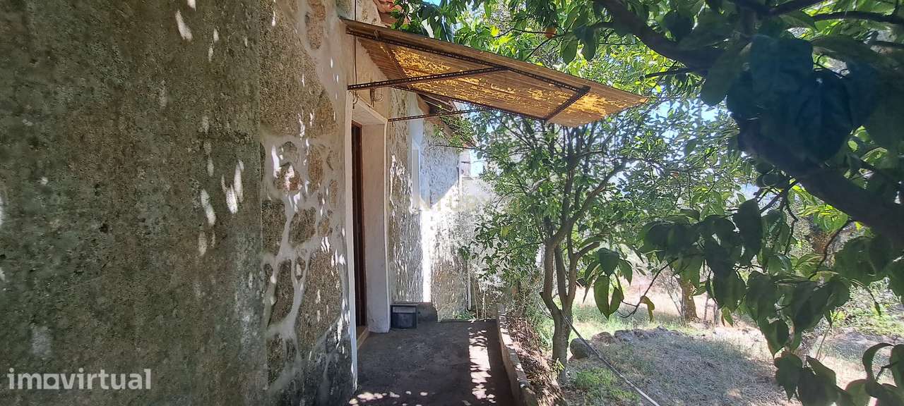 Quintinha com casa de pedra , várias construções e três artigos rústic - Grande imagem: 4/13