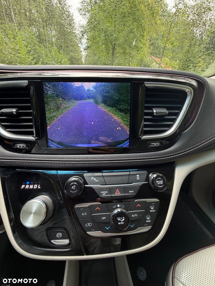 Chrysler Pacifica - 16