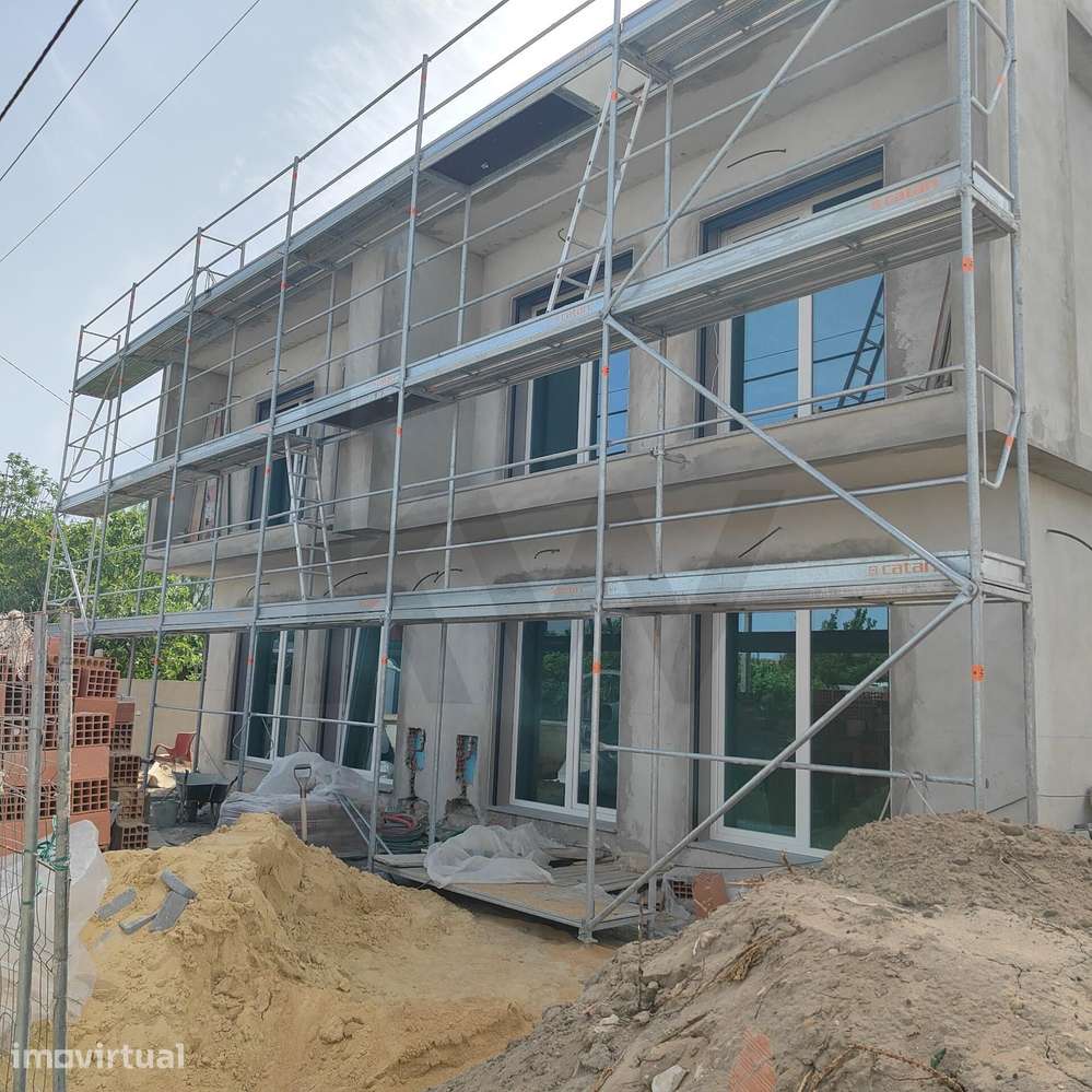 MORADIA GEMINADA T4 COM PISCINA - Grande imagem: 2/22