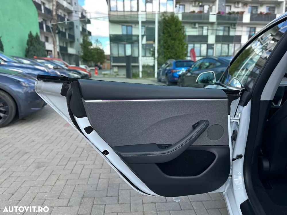 Tesla Model 3 Standard Reichweite Plus Hinterradantrieb - 37