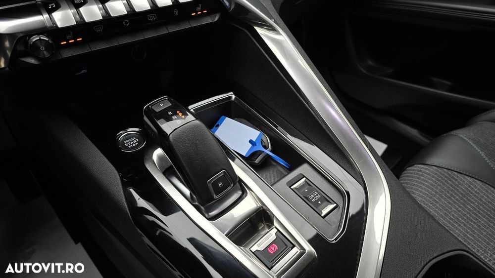 Peugeot 3008 1.2 PureTech S&S EAT8 Allure - 17