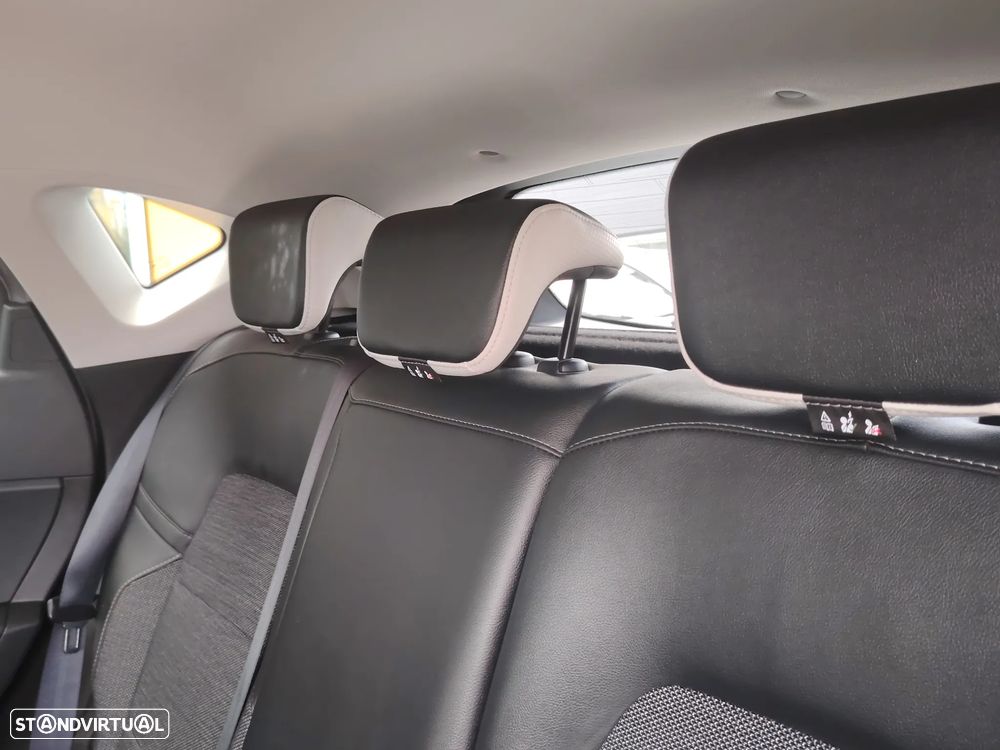 Renault Captur 1.6 E-Tech Full Hybrid Techno — fotografia 26
