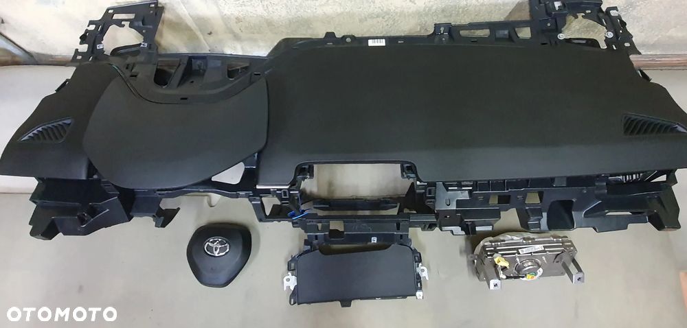 TOYOTA COROLLA E21   DESKA KONSOLA AIRBAG PASY PODUSZKI - 1