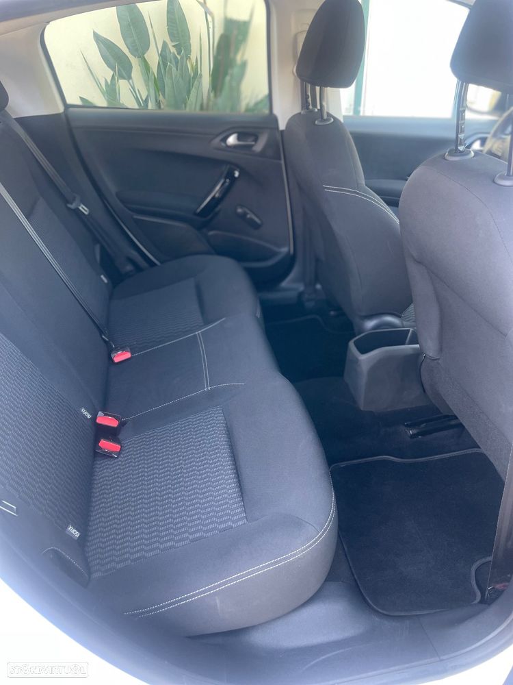 Peugeot 208 ver-1-2-puretech-style - 26